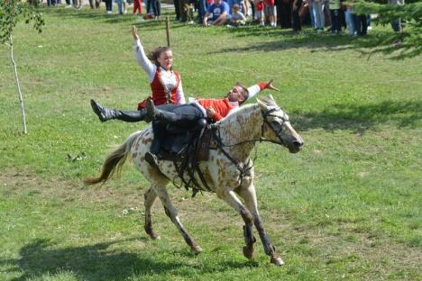 Zilele Sfântului Ladislau s-au încheiat cu acrobaţii pe cai şi un concert dat de regele rock’n’roll-ului din Ungaria (FOTO)
