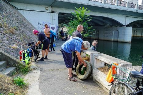 Scafandrii au intrat în Crișul Repede, în Oradea, ca să scoată gunoaiele aruncate în râu. Ce au găsit pe fundul apei (FOTO/VIDEO)