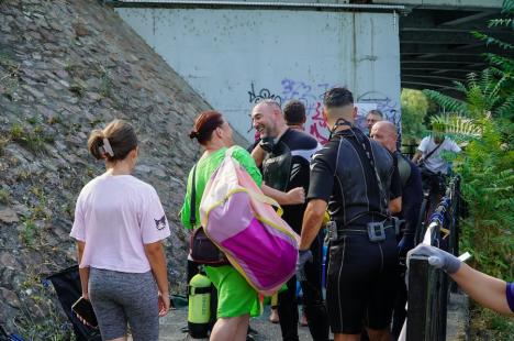 Scafandrii au intrat în Crișul Repede, în Oradea, ca să scoată gunoaiele aruncate în râu. Ce au găsit pe fundul apei (FOTO/VIDEO)