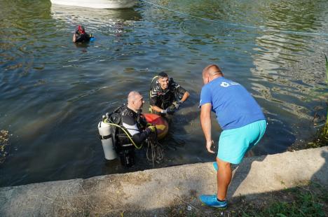 Scafandrii au intrat în Crișul Repede, în Oradea, ca să scoată gunoaiele aruncate în râu. Ce au găsit pe fundul apei (FOTO/VIDEO)