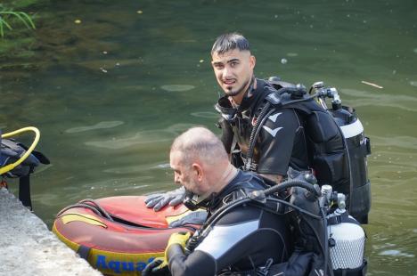 Scafandrii au intrat în Crișul Repede, în Oradea, ca să scoată gunoaiele aruncate în râu. Ce au găsit pe fundul apei (FOTO/VIDEO)