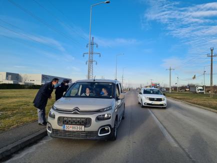Polițiştii au „descins” pe Calea Borşului: I-au invitat pe şoferi şi pe familiile lor la ceai şi cafea (FOTO / VIDEO)