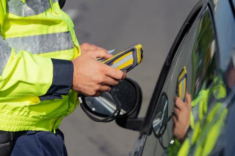 Atenție! Poliția Bihor „vânează” șoferii care folosesc telefonul mobil sau nu poartă centura de siguranță (FOTO)