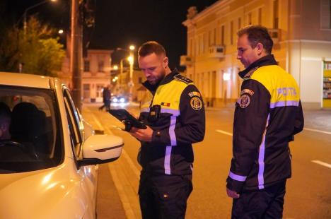 Istoricul unei persoane, accesibil prin simpla scanare a buletinului. Polițiștii au testat o nouă aplicație în Oradea (FOTO/VIDEO)