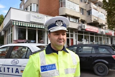 Lăsaţi telefonul! Şoferii din Oradea, avertizaţi de poliţişti că vor primi amenzi usturătoare dacă folosesc mobilele în timp ce conduc (FOTO / VIDEO)