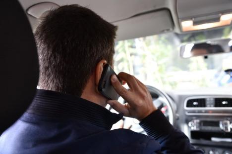 Lăsaţi telefonul! Şoferii din Oradea, avertizaţi de poliţişti că vor primi amenzi usturătoare dacă folosesc mobilele în timp ce conduc (FOTO / VIDEO)