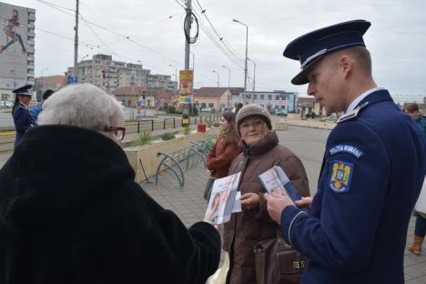 Poliţiştii au ieşit să le vorbească orădenilor despre eliminarea violenţei asupra femeilor (FOTO)