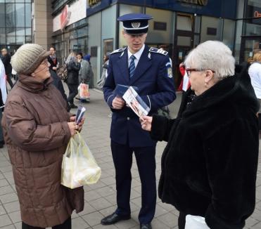 Poliţiştii au ieşit să le vorbească orădenilor despre eliminarea violenţei asupra femeilor (FOTO)