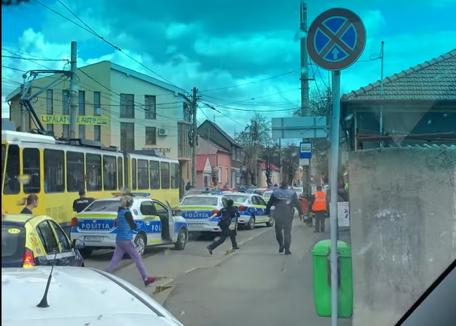 Mobilizare a Poliției în Oradea: Un tânăr a comis luni trei tâlhării și, încolțit, a amenințat că-și taie gâtul (VIDEO)