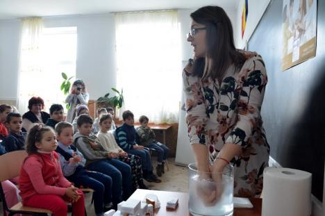 Lecţia lui Săpunel: Rotary construieşte toalete în şcolile de la ţară şi îi învaţă pe elevii bihoreni cum să-şi spele mâinile corect (FOTO)