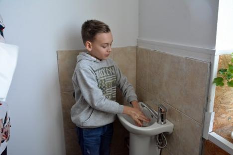 Lecţia lui Săpunel: Rotary construieşte toalete în şcolile de la ţară şi îi învaţă pe elevii bihoreni cum să-şi spele mâinile corect (FOTO)