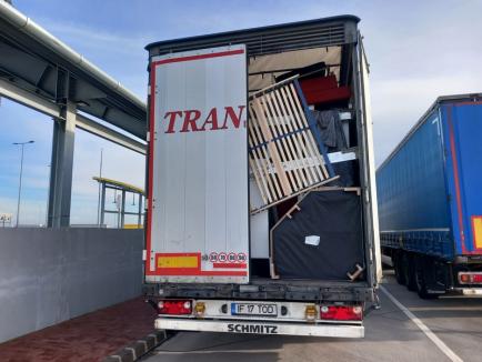Noi transporturi cu produse secondhand murdare şi uzate, oprite la Borş II (FOTO)