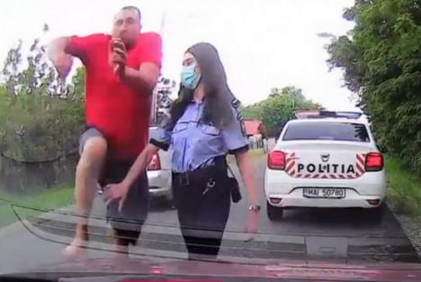 IMAGINI INCREDIBILE: Bărbat din Buzău, bătut sub ochii polițiștilor (VIDEO)