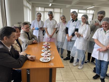 Ziua pentru prieteni: Elevii Colegiului Economic Partenie Cosma din Oradea au gătit împreună cu tinerii de la Asociația Down şi au strâns bani pentru colegii cu probleme sociale (FOTO)