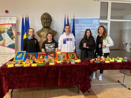 Ziua pentru prieteni: Elevii Colegiului Economic Partenie Cosma din Oradea au gătit împreună cu tinerii de la Asociația Down şi au strâns bani pentru colegii cu probleme sociale (FOTO)