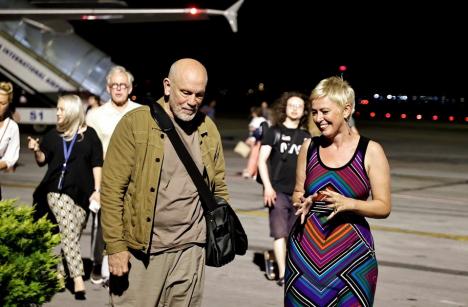 Surpriză pentru pasagerii unui avion care a aterizat la Timișoara: actorul John Malkovic a ajuns în România cu o cursă de linie (FOTO/VIDEO)