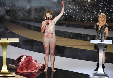 Protest în pielea goală la premiile César: O actriţă s-a dezbrăcat pe scenă, arătând mesajul 'Fără cultură, fără viitor' (FOTO)