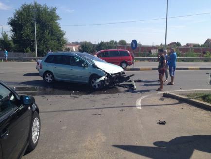 Accident pe centură: doi răniţi şi trei maşini buşite, din vina unui şofer neatent (FOTO)