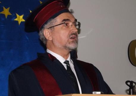 Doctor Honoris Causa în lacrimi: Profesor salontan mutat în Franţa a primit plângând cea mai înaltă distincţie academică (FOTO)