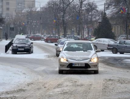 Zăpada a acoperit Oradea. Echipajele RER acţionează pentru curăţarea drumurilor (FOTO)