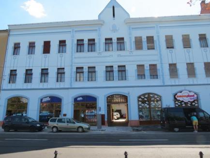 La fel ca altădată. Faţada imobilului din strada Independenţei 3 aparţinând Episcopiei Reformate Oradea a fost reabilitată (FOTO)