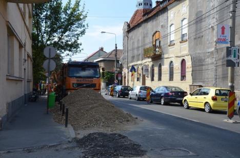 Atenţie, "şanţier"! Primăria a transformat 62 de străzi din Oradea în şantiere nesemnalizate (FOTO)