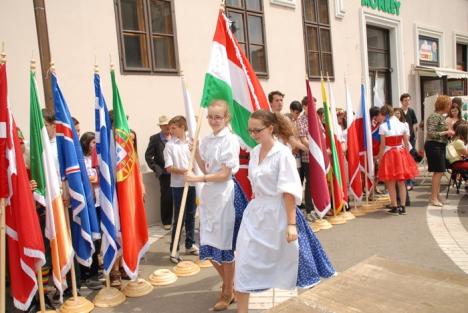 Carnaval european pe străzile Oradiei: Elevii au promovat unitatea în Europa (FOTO/VIDEO)