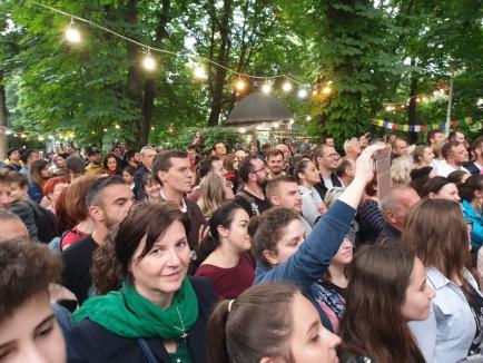 Flori şi muzică: Ada Milea şi-a cucerit încă o dată fanii orădeni, cu un 'concert ‘n 4' în Parcul Libertăţii (FOTO / VIDEO)