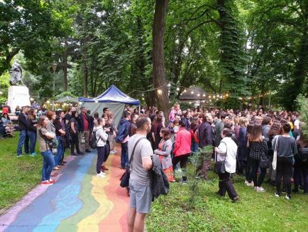 Flori şi muzică: Ada Milea şi-a cucerit încă o dată fanii orădeni, cu un 'concert ‘n 4' în Parcul Libertăţii (FOTO / VIDEO)