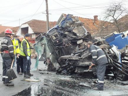 Accident la Tinăud: Două TIR-uri s-au ciocnit frontal, zdrobind un BMW. Un şofer a murit (FOTO/VIDEO)