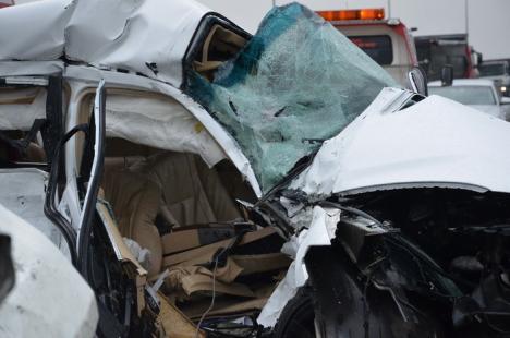 Accident între un BMW şi o camionetă: Un tânăr de 35 de ani a murit, iar alţi doi bărbaţi au ajuns în spital (FOTO)