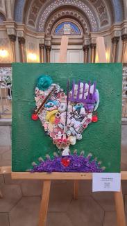 Arta reciclării: „Pictactrița” Adela Lazăr a transformat gunoaiele într-o inedită expoziție de artă (FOTO)
