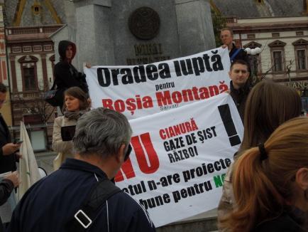 Simultan: În Piaţa Unirii, scandări împotriva exploatărilor de la Roşia Montană, în Parcul Traian, rugăciuni împotriva gazelor de şist (FOTO / VIDEO)