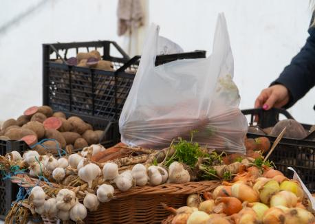 Adio, pieţe! În timp ce Primăria închide pieţele din oraş, orădenii merg să cumpere fructe şi legume din Paleu (FOTO / VIDEO)