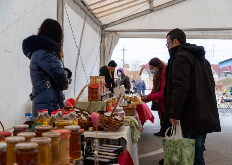 Adio, pieţe! În timp ce Primăria închide pieţele din oraş, orădenii merg să cumpere fructe şi legume din Paleu (FOTO / VIDEO)