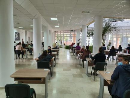 Admitere în pandemie: 2.000 de candidaţi la FMF Oradea dau examenele inclusiv în săli de nunţi şi de sport, pentru a putea sta la distanţă (FOTO)