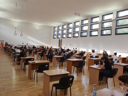 Admitere în pandemie: 2.000 de candidaţi la FMF Oradea dau examenele inclusiv în săli de nunţi şi de sport, pentru a putea sta la distanţă (FOTO)