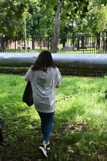 Jos pălăria: Mai mulţi adolescenţi din Oradea curăţă parcurile oraşului de mizerii (FOTO)
