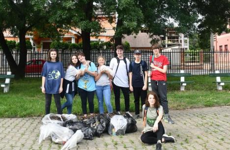 Jos pălăria: Mai mulţi adolescenţi din Oradea curăţă parcurile oraşului de mizerii (FOTO)