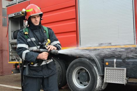 Super-pompierul: Când nu stinge incendii, un pompier orădean cucereşte medalii după medalii, la judo, lupte libere şi… canotaj (FOTO)