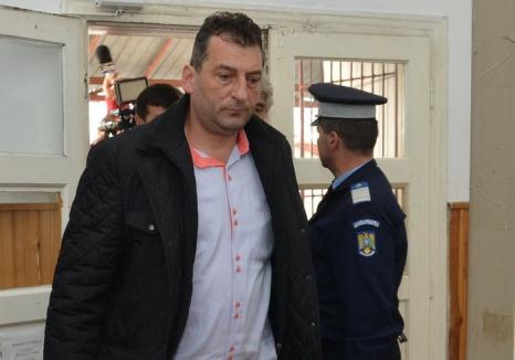 Ca la noi, la nimenea! Primarul suspendat al Beiuşului, Adrian Domocoş, a revenit la serviciu, deşi are interdicţia de a se apropia de… colegi