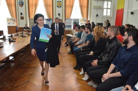 Ecaterina Andronescu, faţă în faţă cu tinerii la Oradea: O elevă i-a reproşat că vrea tichii de mărgăritar, în timp ce şcolile au toalete în curte (FOTO)