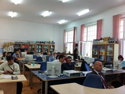 Studenţii electronişti, "racolaţi" de firmele de profil direct la ieşirea din examenul de licenţă (FOTO)