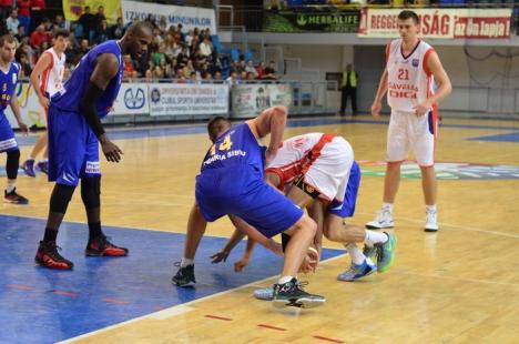 Debut cu stângul: Cu probleme mari de efectiv, baschetbaliştii au pierdut la două puncte jocul din Cupă cu CSU Sibiu (FOTO)