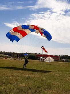 Aeroclubul 'Smaranda Brăescu' din Oradea aşteaptă înscrieri pentru cursurile de planorism şi paraşutism (FOTO)