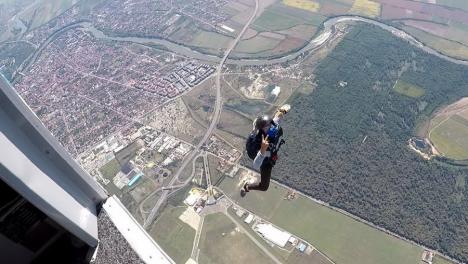 Aeroclubul 'Smaranda Brăescu' din Oradea aşteaptă înscrieri pentru cursurile de planorism şi paraşutism (FOTO)