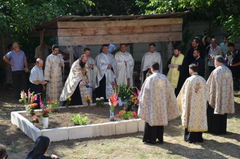 Criticat că n-a mers la înmormântare, episcopul Sofronie a oficiat parastasul părintelui Ciordaş (FOTO)