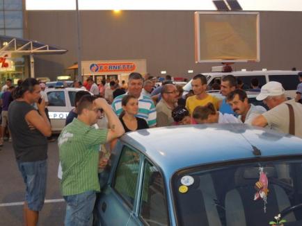 Anchetă pe capotă: Sute de oameni audiaţi în parcare la Real II, după ce au fost înşelaţi de o firmă care le-a promis de lucru în străinătate (FOTO)