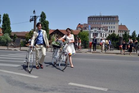 Eco-mirii: Doi orădeni s-au căsătorit pe... biciclete (FOTO)