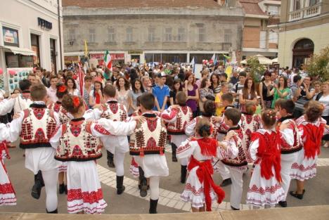 Carnaval european pe străzile Oradiei: Elevii au promovat unitatea în Europa (FOTO/VIDEO)